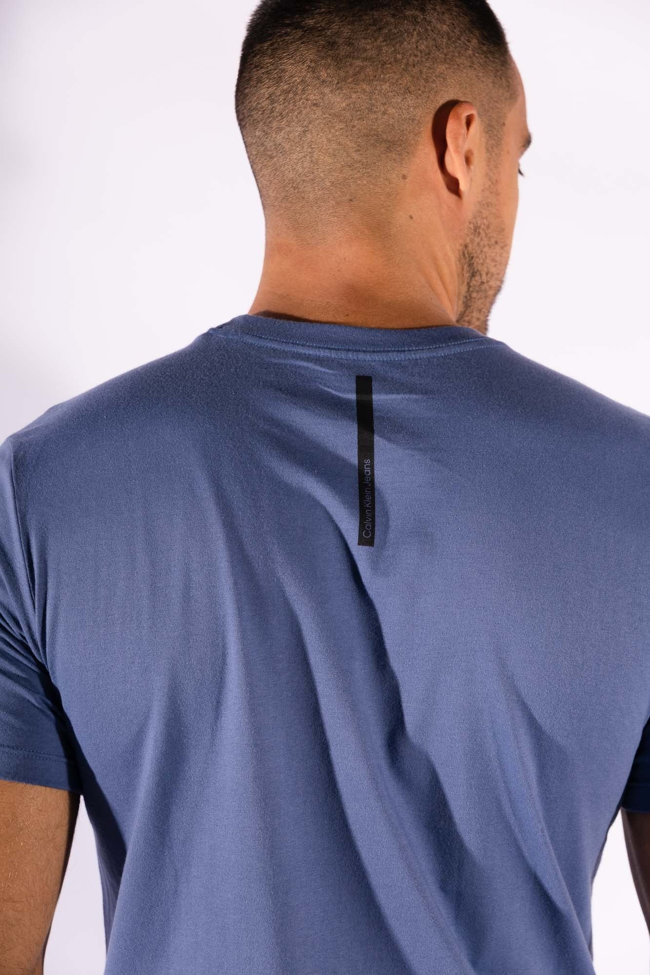 Camiseta MC Embossed Azul Médio Calvin Klein