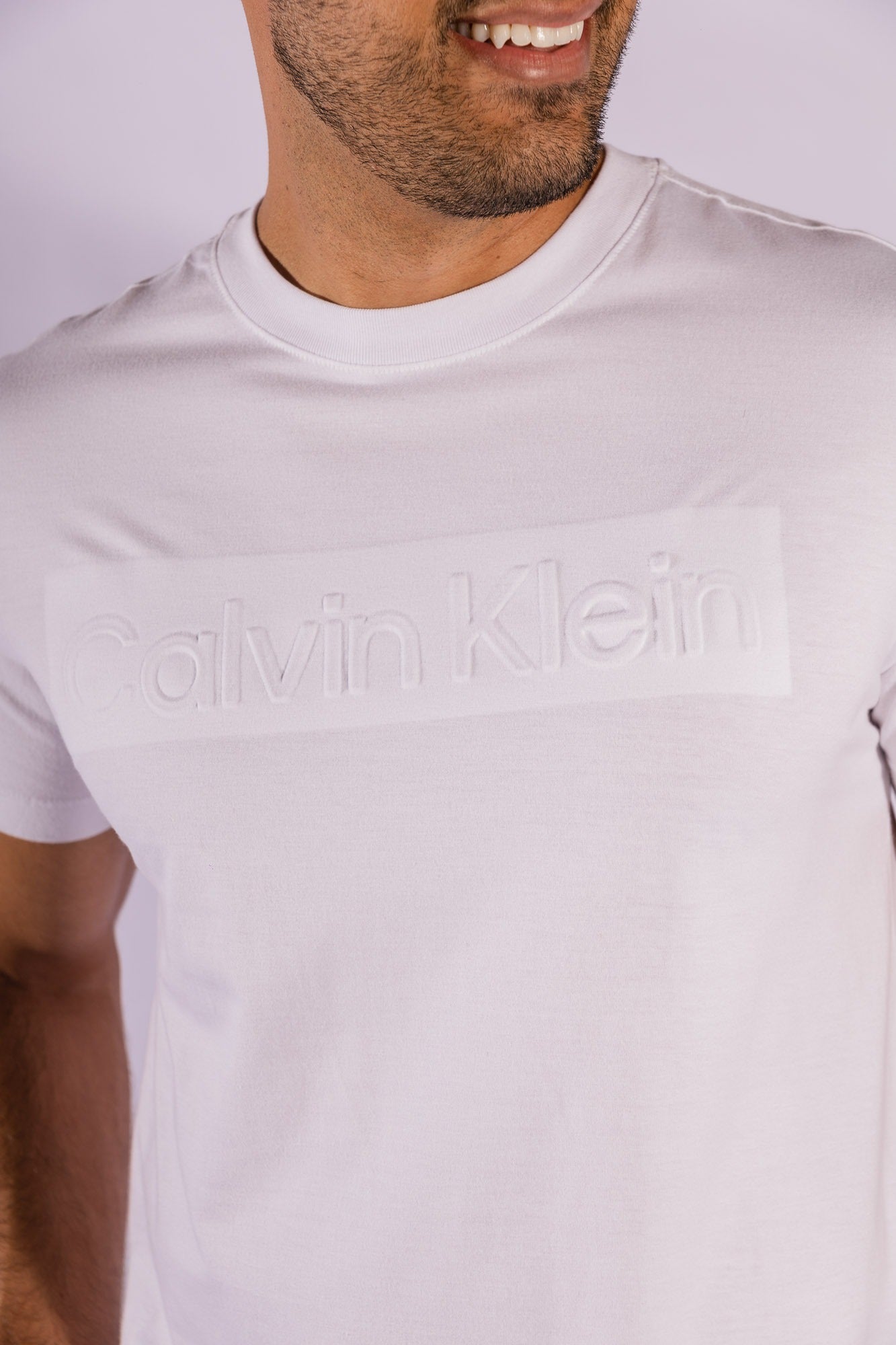 Camiseta MC Logo Embossing Calvin Klein