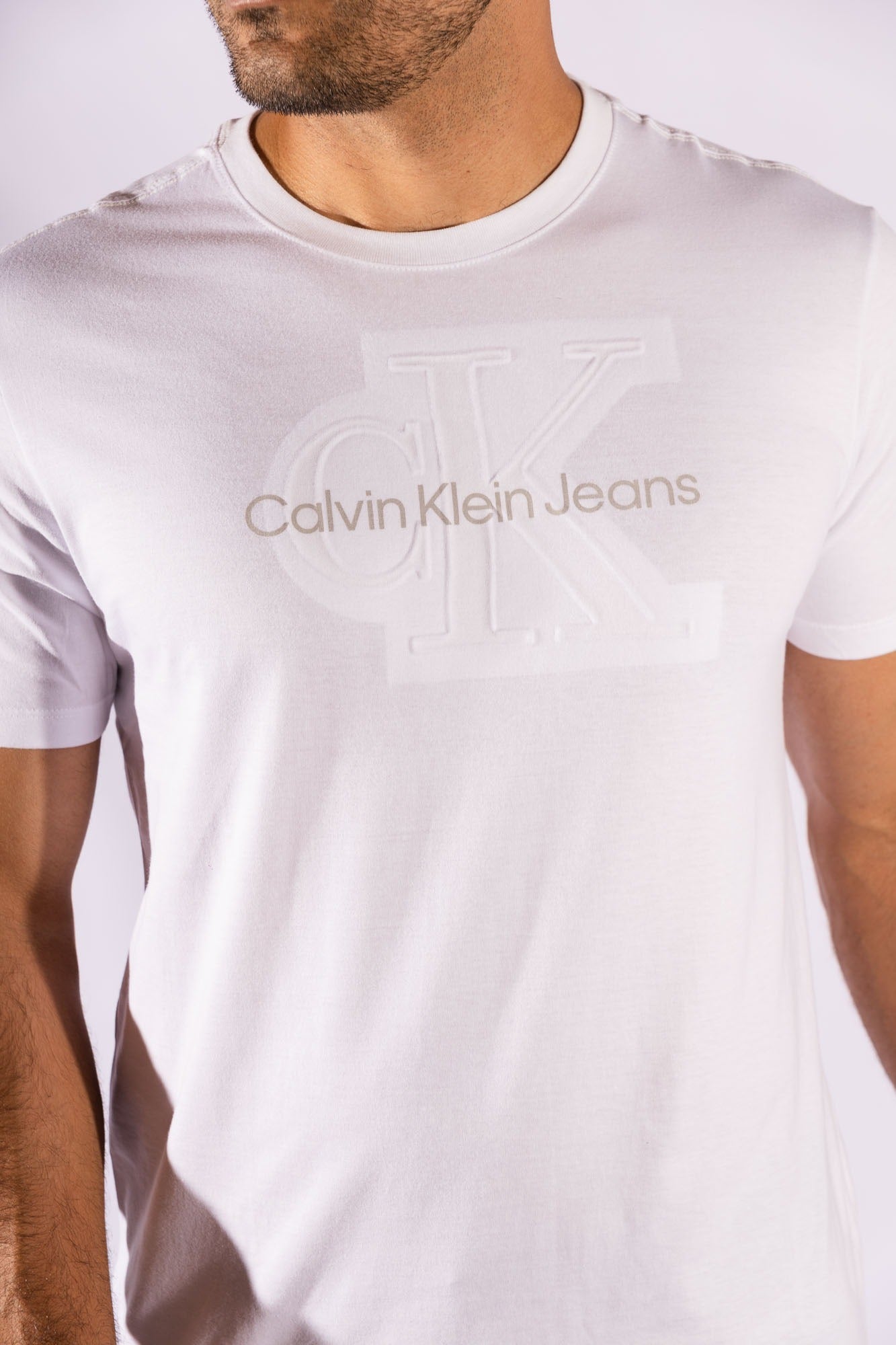 Camiseta MC Embossed Branca Calvin Klein