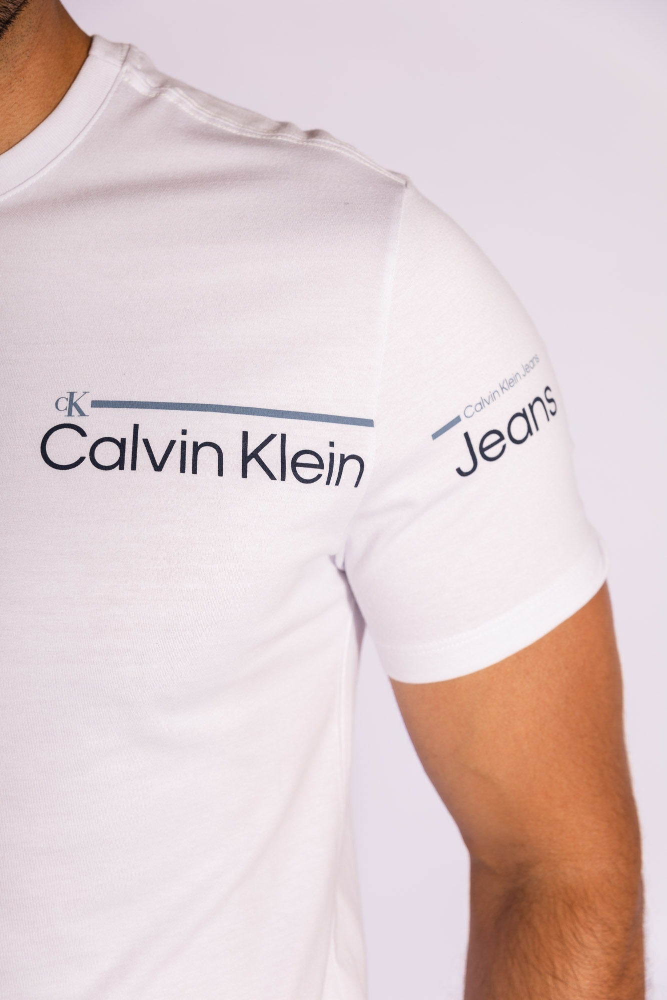 Camiseta Logo Branca Calvin Klein Jeans – Neetro Concept